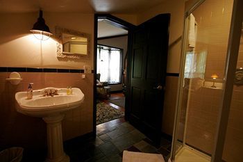 Stone Chalet B&B Inn And Event Center آن آربر، ميشيغان المظهر الخارجي الصورة